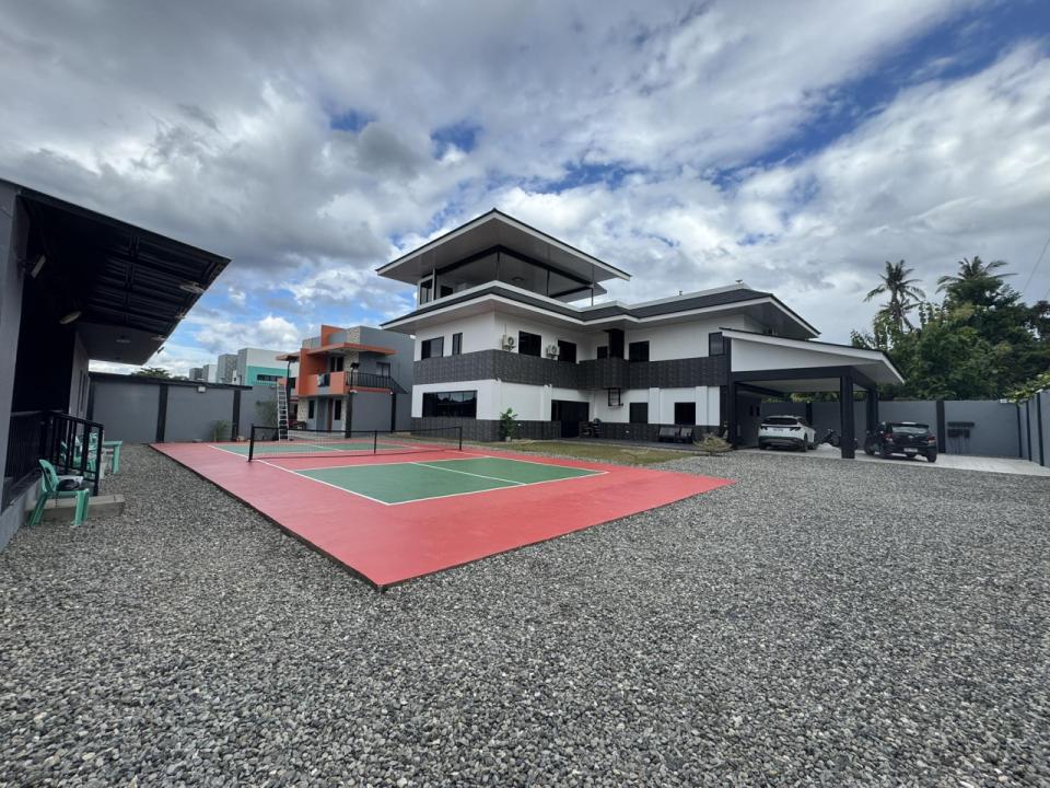 DE's Apartment Pickleball pickleball court