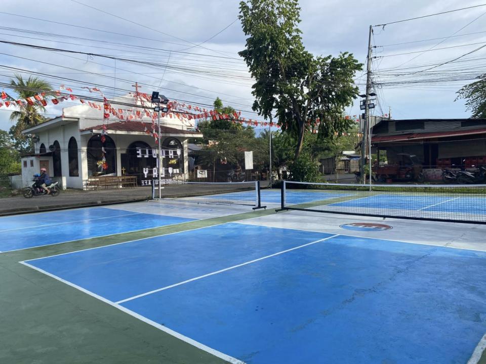 Paddle ‘N Play pickleball court
